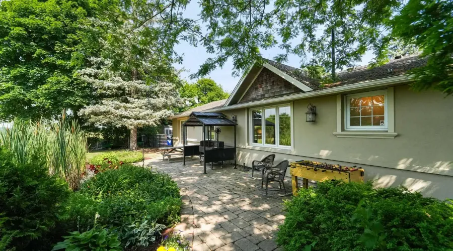 2577 No 8 Side Road, Burlington, Ontario, L7P 0E5, Canada, 4 Bedrooms Bedrooms, ,4 BathroomsBathrooms,Residential,For Sale,1898048