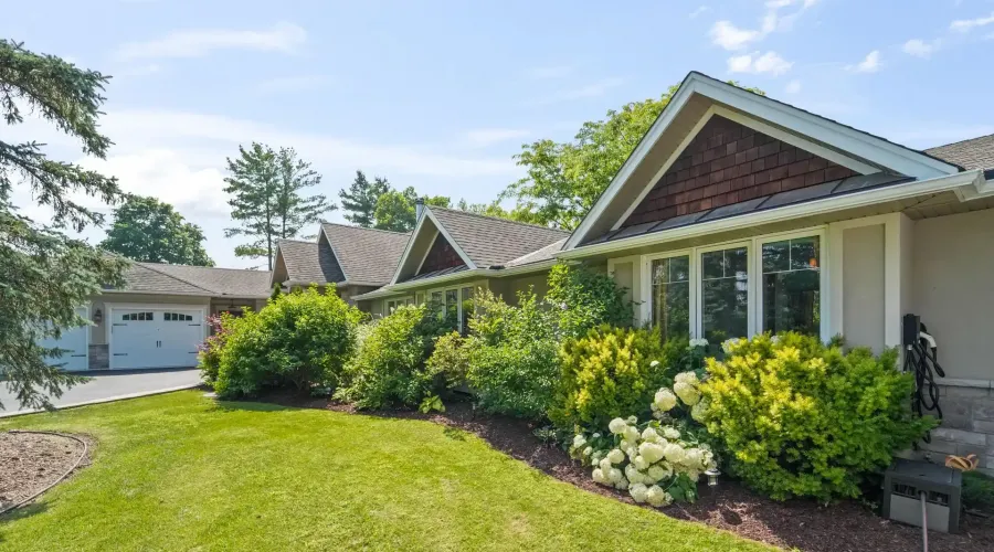 2577 No 8 Side Road, Burlington, Ontario, L7P 0E5, Canada, 4 Bedrooms Bedrooms, ,4 BathroomsBathrooms,Residential,For Sale,1898048