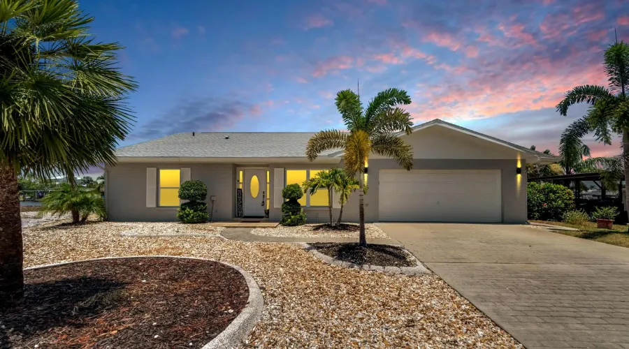 805 LEISEY CIRCLE, Ruskin, Florida, 33570, United States, 3 Bedrooms Bedrooms, 7 Rooms Rooms,2 BathroomsBathrooms,Waterfront,For Sale,LEISEY CIRCLE,1900504