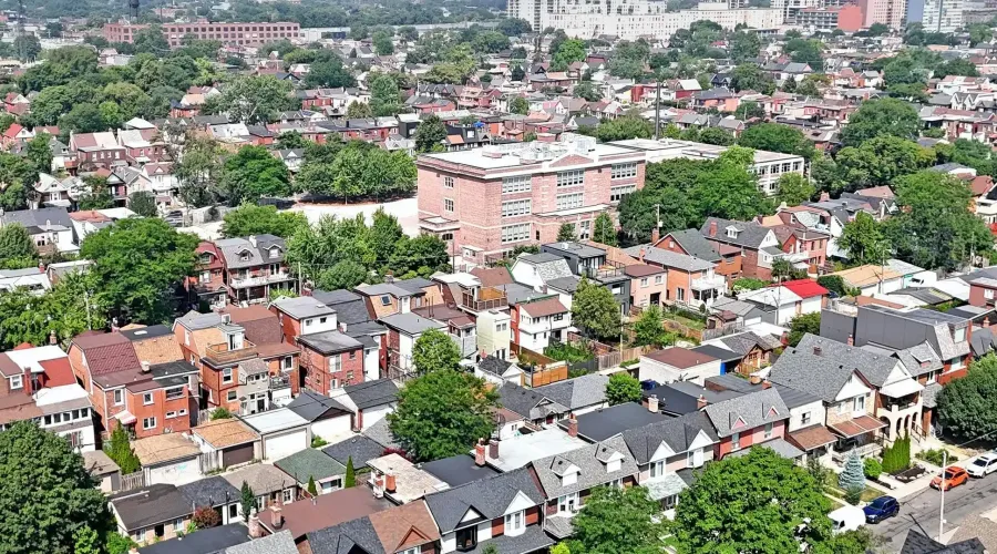 82 Russett Ave, Toronto, Ontario, Canada, 4 Bedrooms Bedrooms, 9 Rooms Rooms,4 BathroomsBathrooms,Residential,For Sale,Russett,1902915