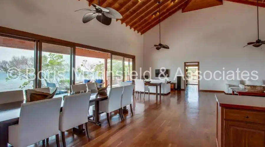 Placencia,North Saddle Caye,Belize,8 Bedrooms Bedrooms,7 BathroomsBathrooms,Residential,186399