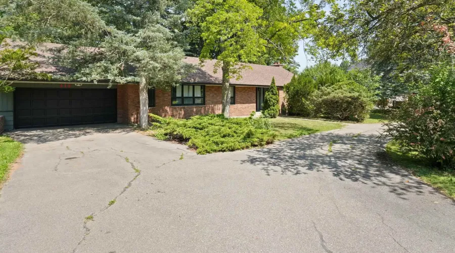 415 Country Club Crescent, Mississauga, Ontario, L5J 2P9, Canada, 3 Bedrooms Bedrooms, ,2 BathroomsBathrooms,Residential,For Sale,1908176