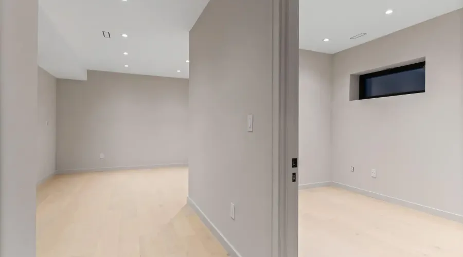1090 Ella Avenue, Mississauga, Ontario, L5E 1H5, Canada, 3 Bedrooms Bedrooms, ,4 BathroomsBathrooms,Residential,For Sale,1936173