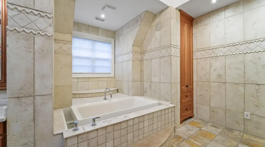 2025 Heartwood Court, Mississauga, Ontario, L5C 4P7, Canada, 4 Bedrooms Bedrooms, ,5 BathroomsBathrooms,Residential,For Sale,1942412