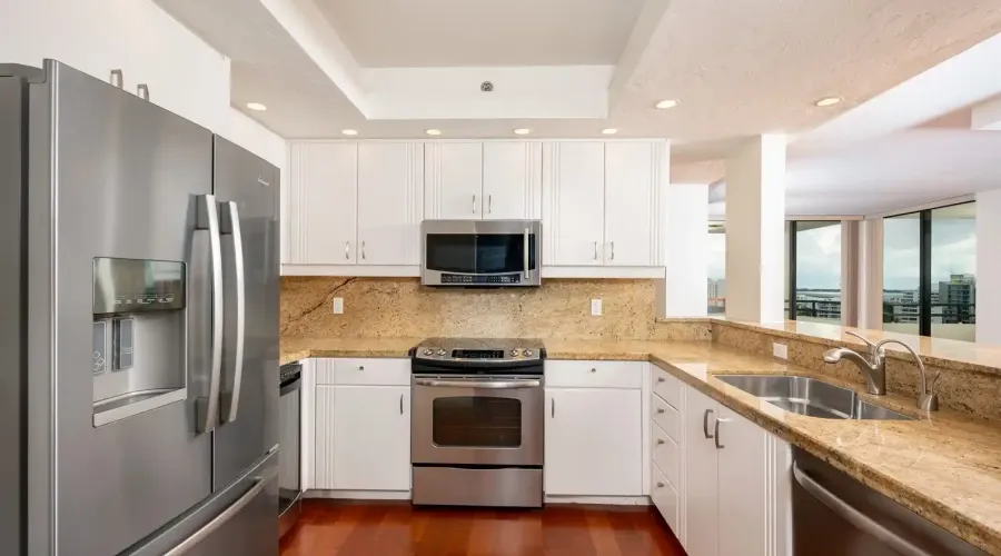 1255 N Gulfstream Ave, Sarasota, Florida, 34236, United States, 2 Bedrooms Bedrooms, 5 Rooms Rooms,2 BathroomsBathrooms,Residential,For Sale,Bay Plaza,Gulfstream Ave,1942413