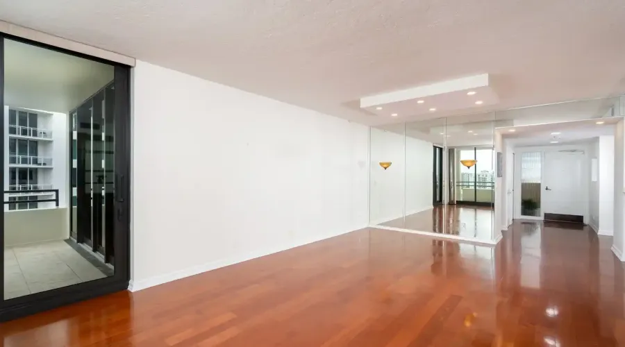 1255 N Gulfstream Ave, Sarasota, Florida, 34236, United States, 2 Bedrooms Bedrooms, 5 Rooms Rooms,2 BathroomsBathrooms,Residential,For Sale,Bay Plaza,Gulfstream Ave,1942413