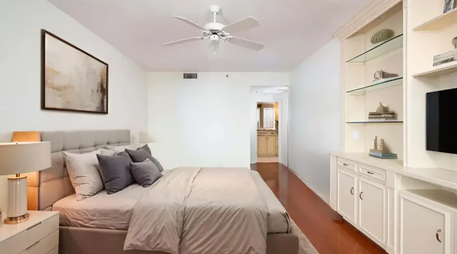 1255 N Gulfstream Ave, Sarasota, Florida, 34236, United States, 2 Bedrooms Bedrooms, 5 Rooms Rooms,2 BathroomsBathrooms,Residential,For Sale,Bay Plaza,Gulfstream Ave,1942413