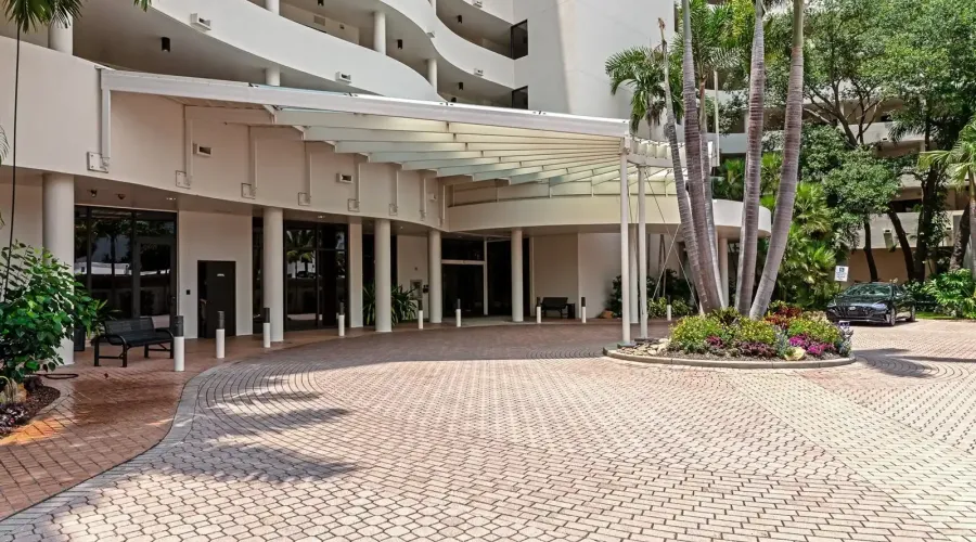 1255 N Gulfstream Ave, Sarasota, Florida, 34236, United States, 2 Bedrooms Bedrooms, 5 Rooms Rooms,2 BathroomsBathrooms,Residential,For Sale,Bay Plaza,Gulfstream Ave,1942413