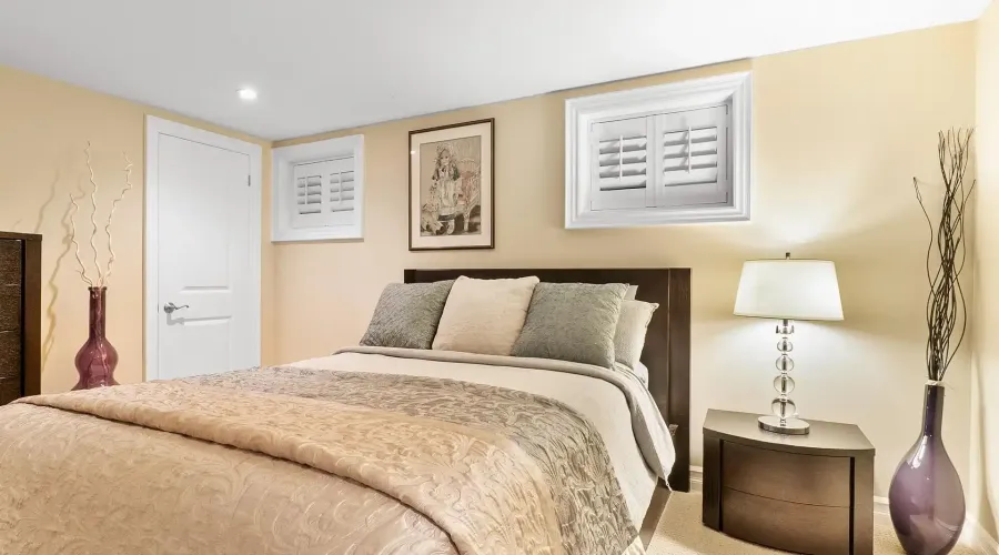 1522 Glenhill Crescent, Mississauga, Ontario, L5H 3C5, Canada, 2 Bedrooms Bedrooms, ,3 BathroomsBathrooms,Residential,For Sale,1942414