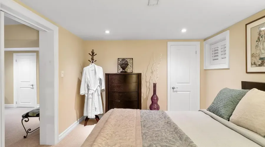 1522 Glenhill Crescent, Mississauga, Ontario, L5H 3C5, Canada, 2 Bedrooms Bedrooms, ,3 BathroomsBathrooms,Residential,For Sale,1942414