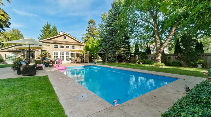 1522 Glenhill Crescent, Mississauga, Ontario, L5H 3C5, Canada, 2 Bedrooms Bedrooms, ,3 BathroomsBathrooms,Residential,For Sale,1942414