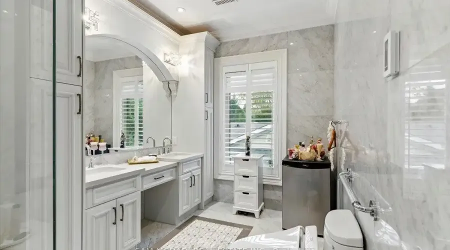 883 Parkland Avenue, Mississauga, Ontario, L5H 3G6, Canada, 4 Bedrooms Bedrooms, ,7 BathroomsBathrooms,Residential,For Sale,1943840