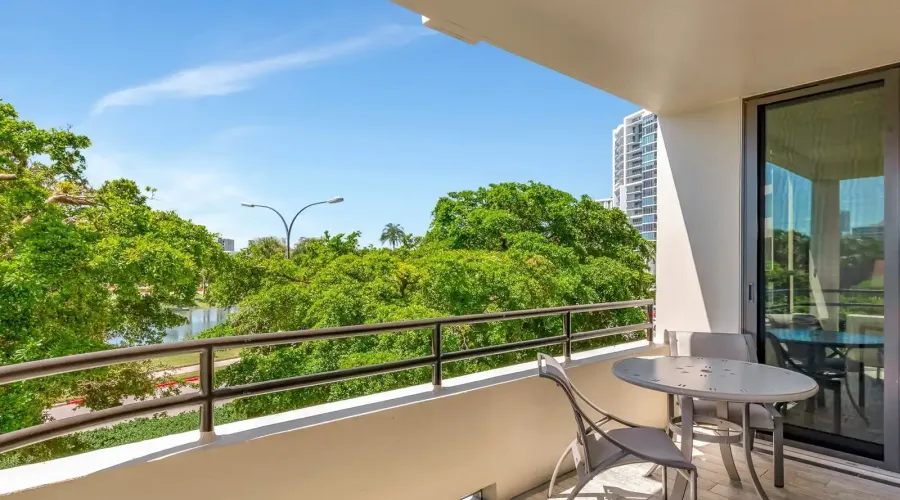 1255 N Gulfstream Ave, Sarasota, Florida, 34326, United States, 2 Bedrooms Bedrooms, 5 Rooms Rooms,2 BathroomsBathrooms,Condo,For Sale,Bay Plaza,Gulfstream,2,1953286