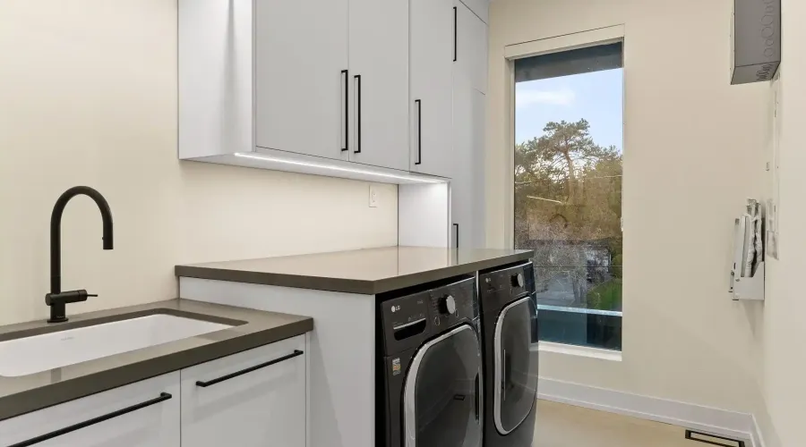 2075 Shawanaga Trail, Mississauga, Ontario, L5H 3Z3, Canada, 4 Bedrooms Bedrooms, ,6 BathroomsBathrooms,Residential,For Sale,1954444