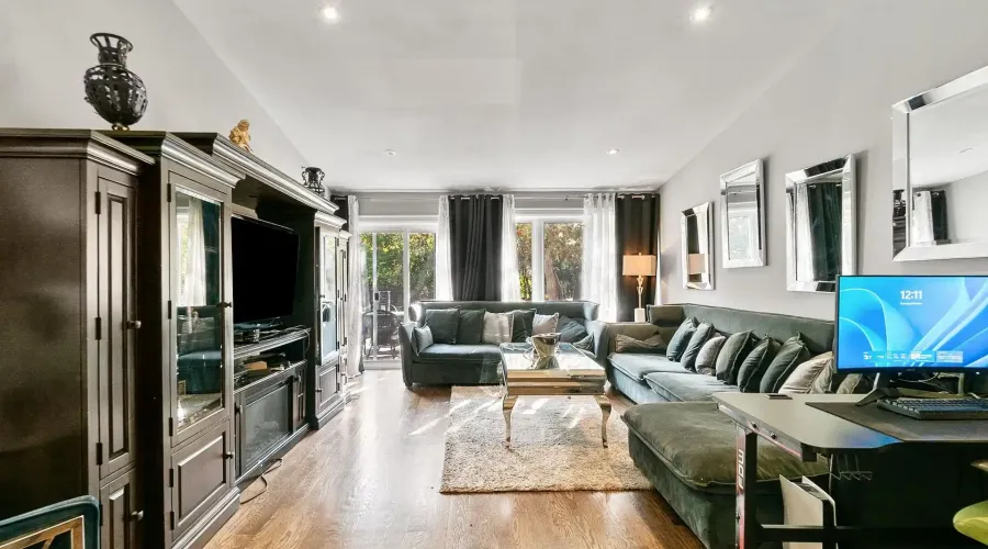 2552 Jarvis Street, Mississauga, Ontario, L5C 2P6, Canada, 6 Bedrooms Bedrooms, ,6 BathroomsBathrooms,Residential,For Sale,1990365