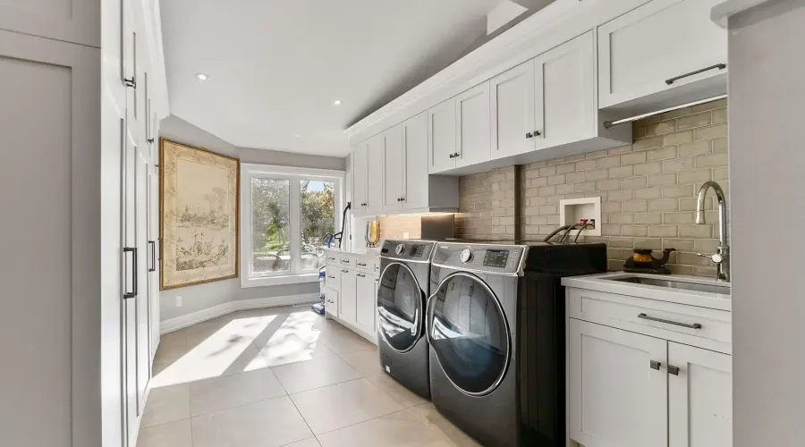 2552 Jarvis Street, Mississauga, Ontario, L5C 2P6, Canada, 6 Bedrooms Bedrooms, ,6 BathroomsBathrooms,Residential,For Sale,1990365