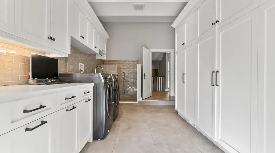 2552 Jarvis Street, Mississauga, Ontario, L5C 2P6, Canada, 6 Bedrooms Bedrooms, ,6 BathroomsBathrooms,Residential,For Sale,1990365