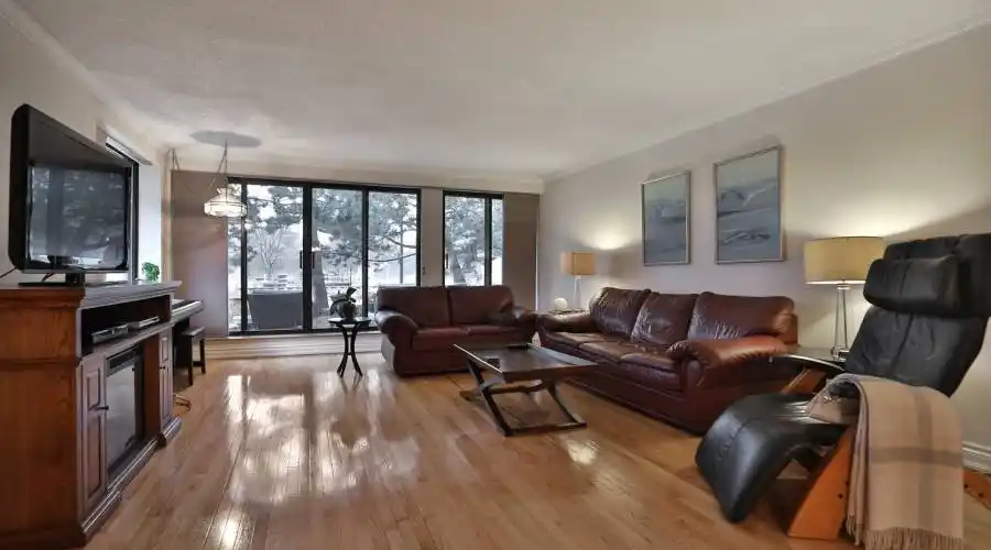 100 - 102 Lakeshore Road East,Oakville,L6J 6M9,Canada,2 Bedrooms Bedrooms,5 Rooms Rooms,2 BathroomsBathrooms,Residential,The Granary,Lakeshore Road East,1,195044