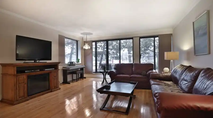 100 - 102 Lakeshore Road East,Oakville,L6J 6M9,Canada,2 Bedrooms Bedrooms,5 Rooms Rooms,2 BathroomsBathrooms,Residential,The Granary,Lakeshore Road East,1,195044