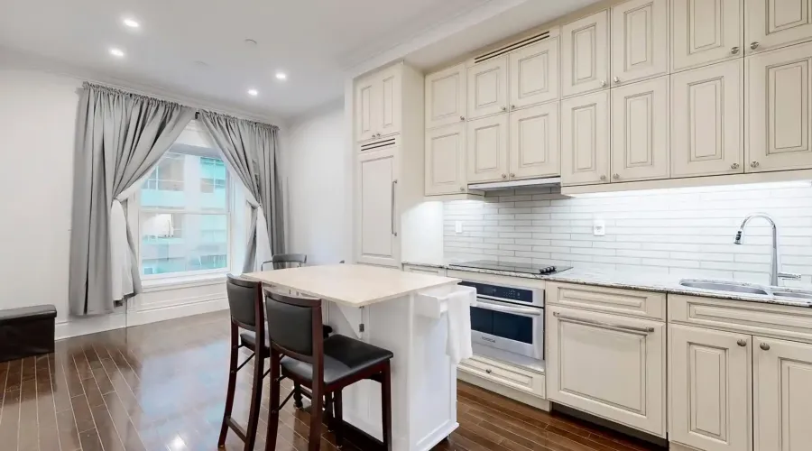 22 Leader Lane, Toronto, Ontario, M5E 0B2, Canada, 1 Bedroom Bedrooms, 3 Rooms Rooms,1 BathroomBathrooms,Condo,For Sale,Omni King Edward Hotel,Leader,522,2009875