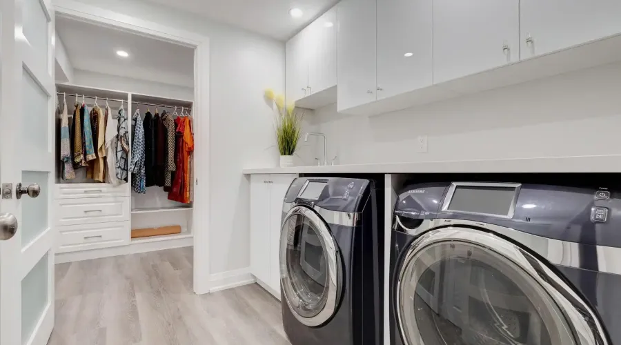 807 Indian Road, Mississauga, Ontario, L5H 1R4, Canada, 4 Bedrooms Bedrooms, ,5 BathroomsBathrooms,Residential,For Sale,2011044