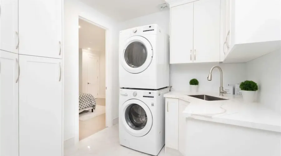 1138 Garden Road, Mississauga, Ontario, L5H 3J6, Canada, 5 Bedrooms Bedrooms, ,8 BathroomsBathrooms,Residential,For Sale,2014971