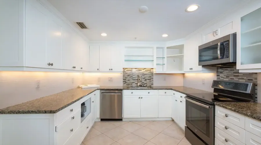 1255 N Gulfstream Ave, Sarasota, Florida, 34236, United States, 2 Bedrooms Bedrooms, 5 Rooms Rooms,2 BathroomsBathrooms,Residential,For Sale,Bay Plaza,Gulfstream ,11,2015485