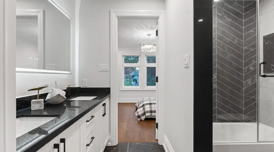 72 Oakes Drive, Mississauga, Ontario, L5G 3M1, Canada, 4 Bedrooms Bedrooms, ,6 BathroomsBathrooms,Residential,For Sale,2016426