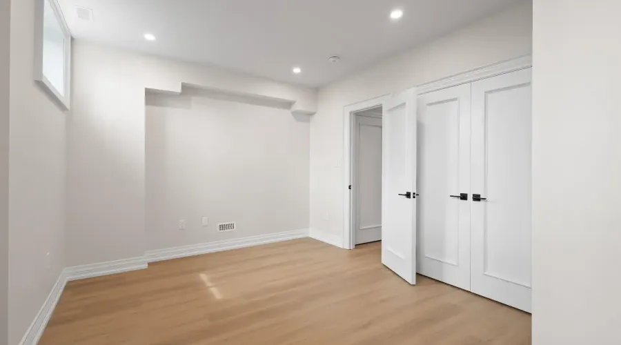 72 Oakes Drive, Mississauga, Ontario, L5G 3M1, Canada, 4 Bedrooms Bedrooms, ,6 BathroomsBathrooms,Residential,For Sale,2016426