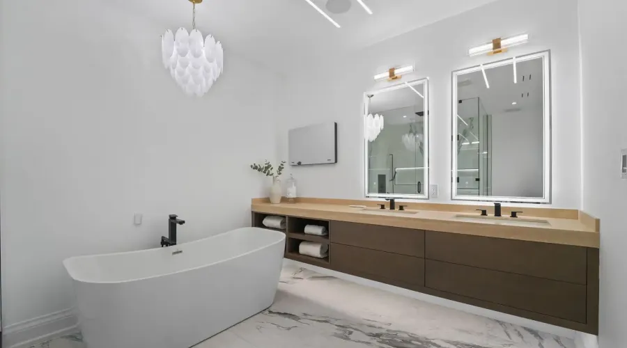 3168 Lakeshore Road W, Oakville, Ontario, L6L 1J6, Canada, 4 Bedrooms Bedrooms, ,6 BathroomsBathrooms,Residential,For Sale,3168 Lakeshore Road W,2023452