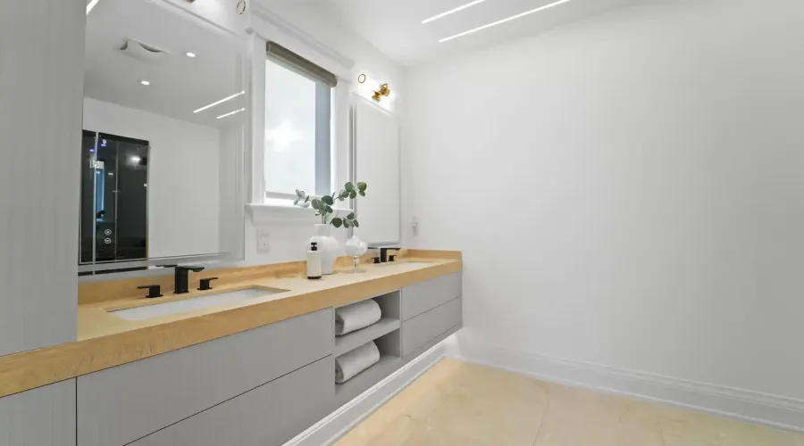 3168 Lakeshore Road W, Oakville, Ontario, L6L 1J6, Canada, 4 Bedrooms Bedrooms, ,6 BathroomsBathrooms,Residential,For Sale,3168 Lakeshore Road W,2023452