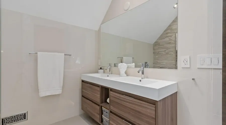 1031 Welwyn Drive, Mississauga, Ontario, L5J 3J2, Canada, 4 Bedrooms Bedrooms, ,5 BathroomsBathrooms,Residential,For Sale,1031 Welwyn Drive,2026832