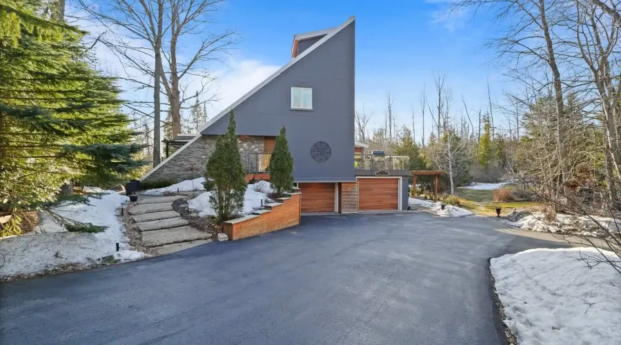 2814 Forks Of The Credit Road, Caledon, Ontario, L7K 2H5, Canada, 4 Bedrooms Bedrooms, ,6 BathroomsBathrooms,Residential,For Sale,2814 Forks Of The Credit Road,2034036