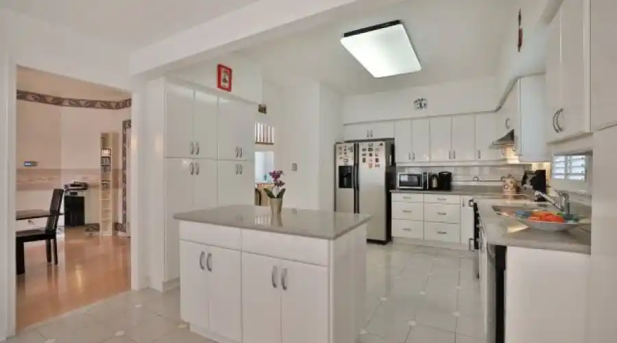 Stunning kitchen with Silestone Countertops