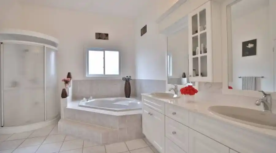 Luxurious ensuite bath
