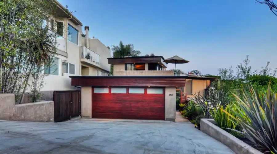 283 Upland,Laguna Beach,California 92651,United States,3 Bedrooms Bedrooms,5 Rooms Rooms,2 BathroomsBathrooms,Residential,Upland,215327
