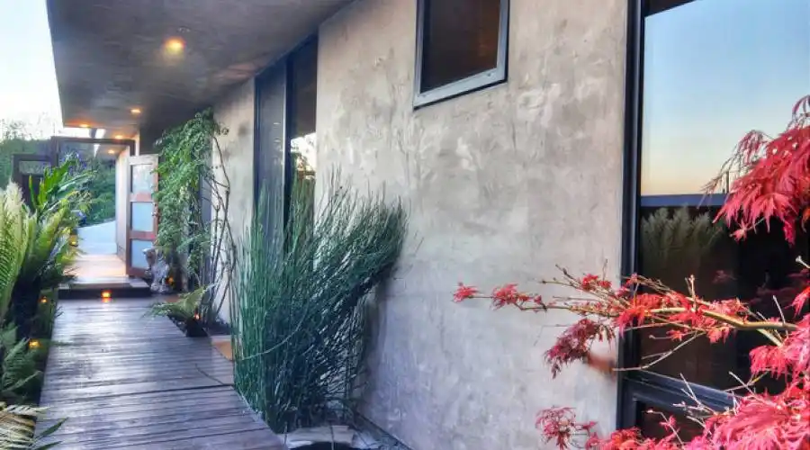 283 Upland,Laguna Beach,California 92651,United States,3 Bedrooms Bedrooms,5 Rooms Rooms,2 BathroomsBathrooms,Residential,Upland,215327