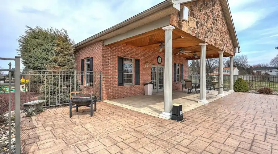 Man Cave?  She Shed? Bar, Bath and more!