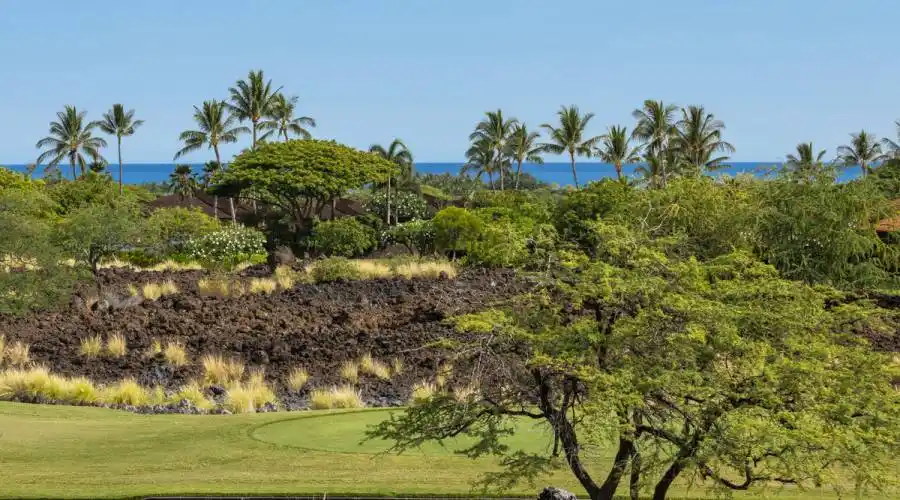 Set on the 4th fairway of the Hualālai Golf Course, the townhome enjoys stunning golf course and ocean views.