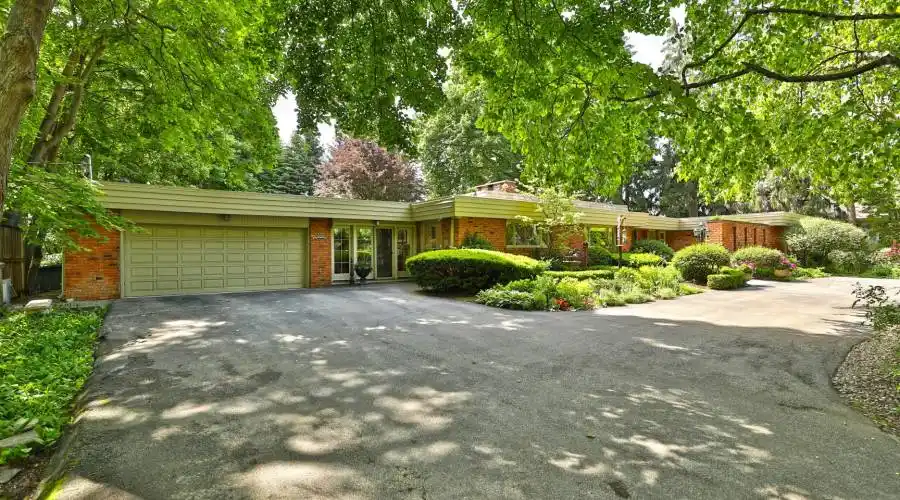 306 Lakeshore Road West,Oakville,L6K 1G1,Canada,4 Bedrooms Bedrooms,16 Rooms Rooms,4 BathroomsBathrooms,Residential,Lakeshore Road West,250627