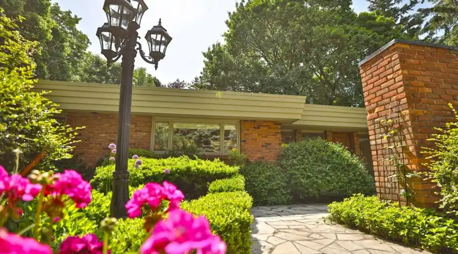 306 Lakeshore Road West,Oakville,L6K 1G1,Canada,4 Bedrooms Bedrooms,16 Rooms Rooms,4 BathroomsBathrooms,Residential,Lakeshore Road West,250627