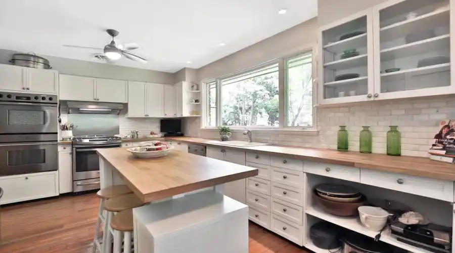 306 Lakeshore Road West,Oakville,L6K 1G1,Canada,4 Bedrooms Bedrooms,16 Rooms Rooms,4 BathroomsBathrooms,Residential,Lakeshore Road West,250627