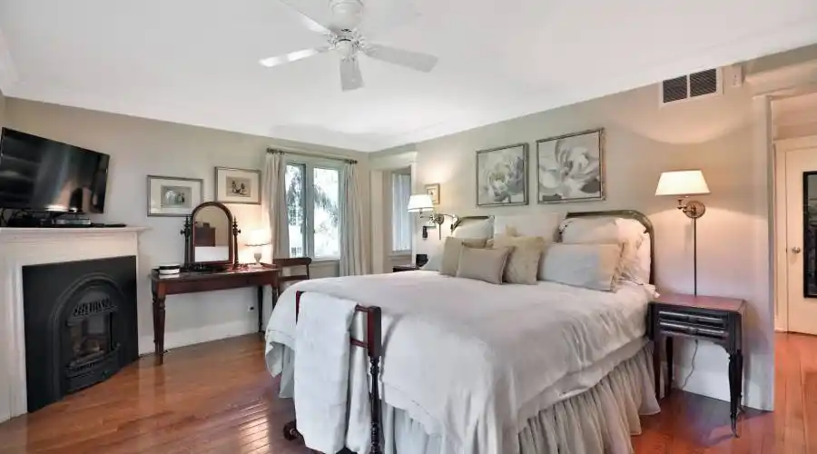 306 Lakeshore Road West,Oakville,L6K 1G1,Canada,4 Bedrooms Bedrooms,16 Rooms Rooms,4 BathroomsBathrooms,Residential,Lakeshore Road West,250627