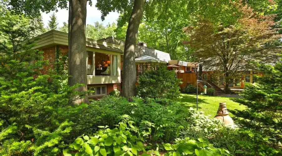 306 Lakeshore Road West,Oakville,L6K 1G1,Canada,4 Bedrooms Bedrooms,16 Rooms Rooms,4 BathroomsBathrooms,Residential,Lakeshore Road West,250627