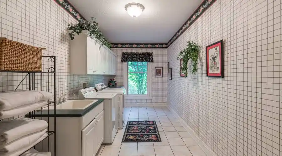 10 Easton Lane- Moreland Hills- Ohio 44022- United States, 4 Bedrooms Bedrooms, 12 Rooms Rooms,4 BathroomsBathrooms,Residential,For Sale,Easton,274241