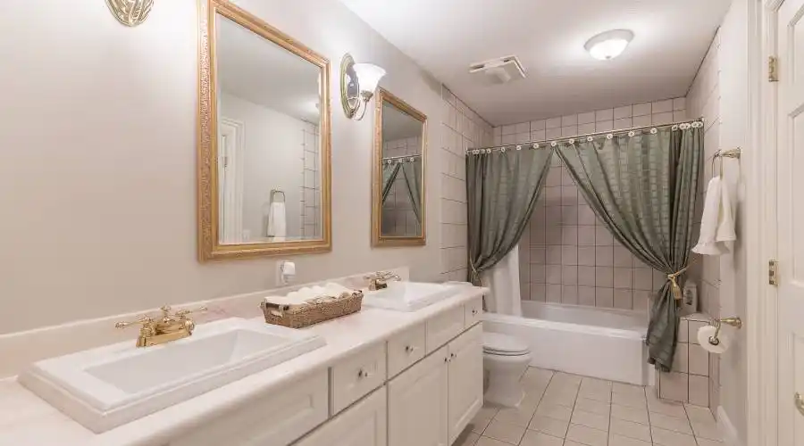 10 Easton Lane- Moreland Hills- Ohio 44022- United States, 4 Bedrooms Bedrooms, 12 Rooms Rooms,4 BathroomsBathrooms,Residential,For Sale,Easton,274241