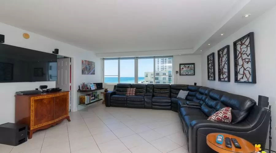 5005 Collins Ave #1019,Miami Beach,Florida 33140,United States,Residential,5005 Collins Ave #1019,306172