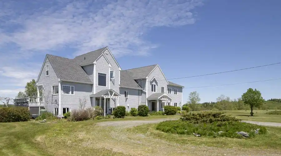 215 Cloverdale Drive, Windsor, Nova Scotia, Canada, 5 Bedrooms Bedrooms, 29 Rooms Rooms,5 BathroomsBathrooms,Waterfront,For Sale,Pidquid Lakeview manor,Cloverdale,490496