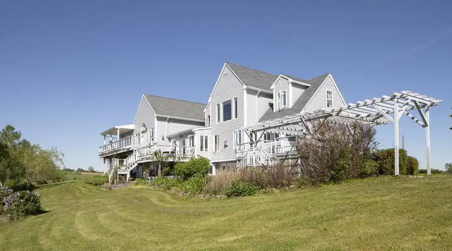 215 Cloverdale Drive, Windsor, Nova Scotia, Canada, 5 Bedrooms Bedrooms, 29 Rooms Rooms,5 BathroomsBathrooms,Waterfront,For Sale,Pidquid Lakeview manor,Cloverdale,490496