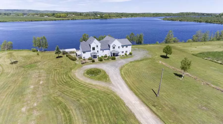 215 Cloverdale Drive, Windsor, Nova Scotia, Canada, 5 Bedrooms Bedrooms, 29 Rooms Rooms,5 BathroomsBathrooms,Waterfront,For Sale,Pidquid Lakeview manor,Cloverdale,490496